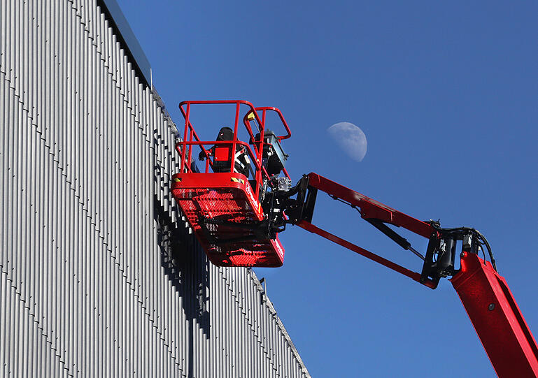 Bauarbeiten mit Blick auf den Mond in der Riedenburger Stra&szlig;e.