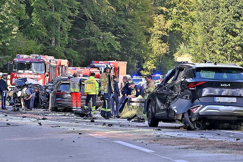 Bei einem Unfall im Kreis München wurden mehrere Personen verletzt. Bei einem Unfall im Kreis München wurden mehrere Personen verletzt.
