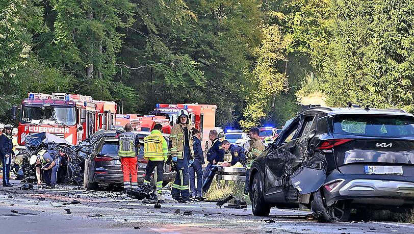 Bei einem Unfall im Kreis München wurden mehrere Personen verletzt. Bei einem Unfall im Kreis München wurden mehrere Personen verletzt.