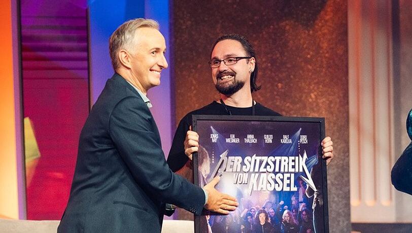 "Lass dich überwachen!": Moderator Jan Böhmermann überreicht einen Preis an einen Kandidaten. "Lass dich überwachen!": Moderator Jan Böhmermann überreicht einen Preis an einen Kandidaten.