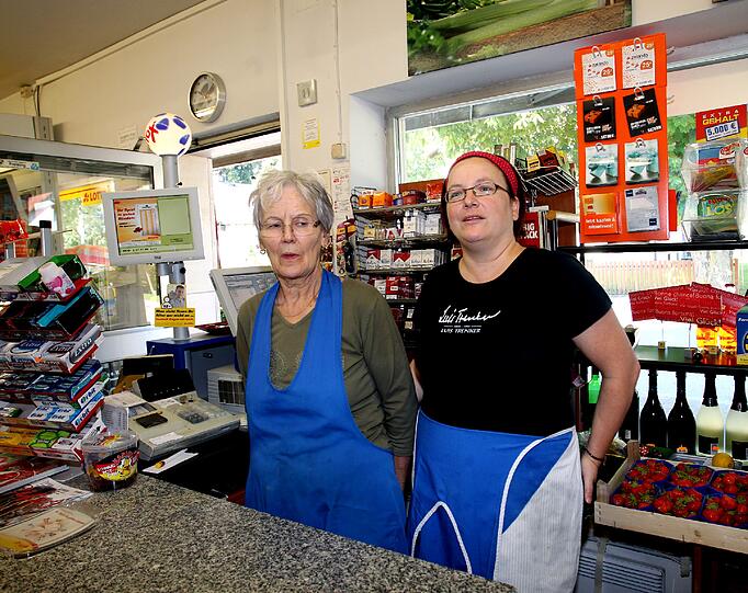 Elisabeth und Barbara Ziegltrum in ihrem Laden. Sie wollen um die Zukunft ihres Dorf kämpfen.