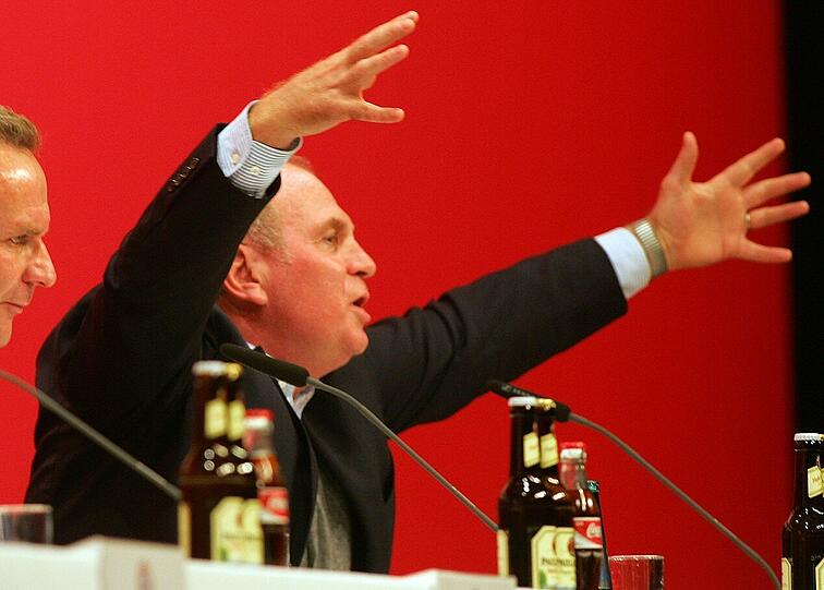 Seine Stimme überschlug sich. Die Augen weit aufgerissen, hochrot der Kopf - der Auftritt von Uli Hoeneß bei der Jahreshauptversammlung im Jahr 2007 war legendär und sorgte auch über die Grenzen Bayerns hinaus für Aufmerksamkeit...