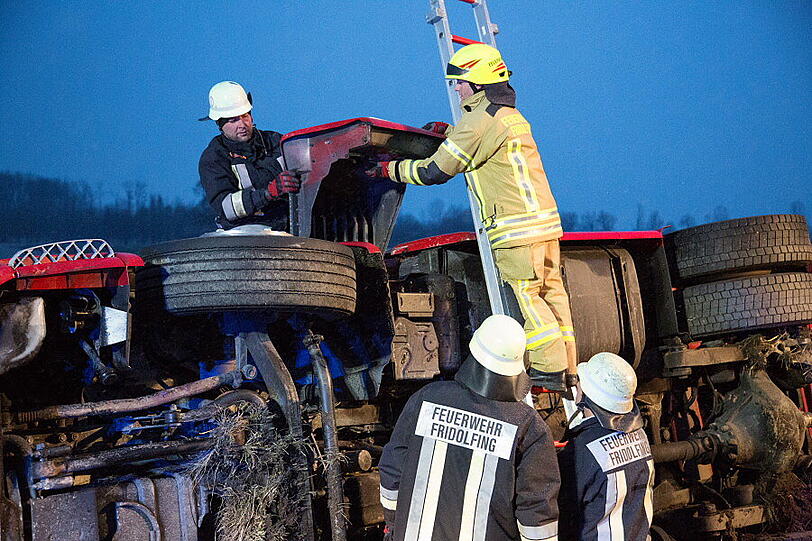 Ein mit Schnittholz beladener Lkw aus Slowenien ist am Montagabend gegen 18.30 Uhr von der Fahrbahn abgekommen und in ein Feld gekippt. Der Fahrer wurde leicht verletzt. Die Bilder