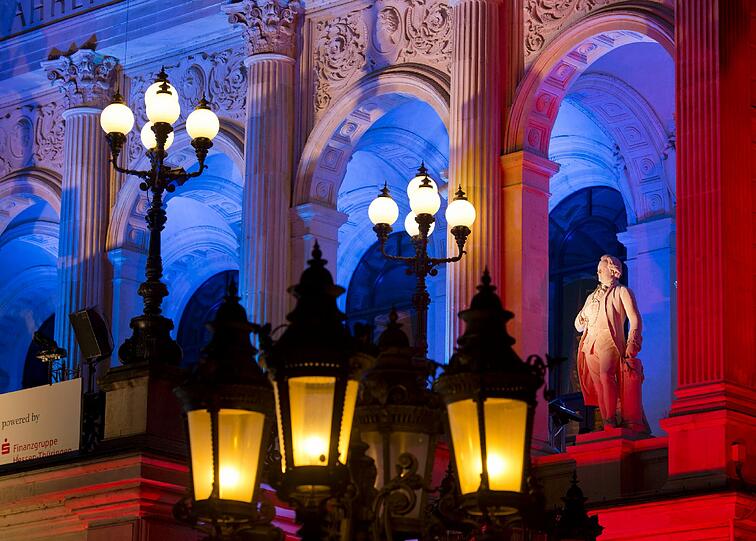 Bunt illuminiert: Die Alte Oper in Frankfurt am Main vor Beginn des 32. Deutschen Sportpresseballs