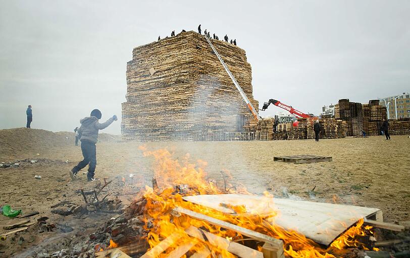 In Scheveningen (Niederlande) laufen die Vorbereitungen für die Silvesternacht ebenfalls auf Hochtouren. Ein Riesen-Holzstapel wird aufgebaut, der am 31.12. dann angezündet werden soll,