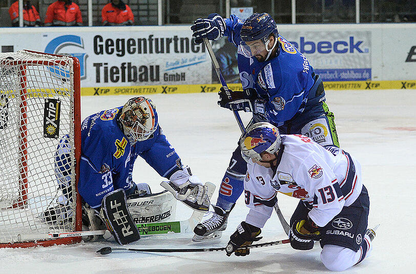 "Tiger" Colton Jobbte (hinten rechts) und der Münchner Michael Wolf (rechts) kämpfen vor dem Tor von Straubings Matthew Climie um den Puck.