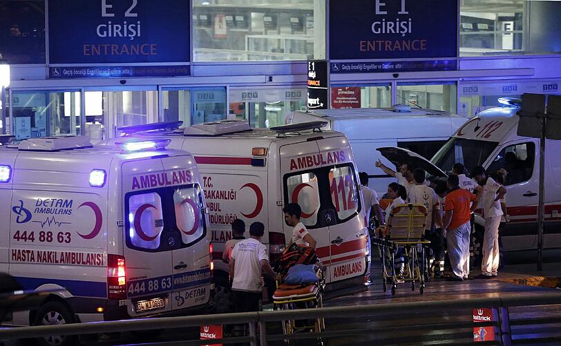Bei dem Terroranschlag am Flughafen Atatürk in Istanbul haben sich zwei der Angreifer vor dem Ankunftsbereich des Internationalen Terminals in die Luft gesprengt, ein weiterer auf dem angrenzenden Parkplatz.