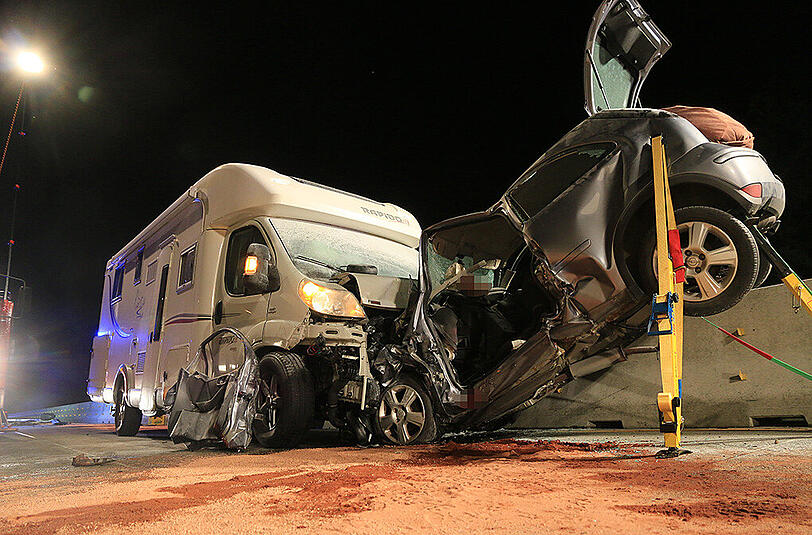 An einer Baustelle auf der A7 gerät ein Wohnmobil in den Gegenverkehr und kollidiert mit einem Opel. Der 21-jährige Fahrer des Kleinwagens ist sofort tot. Die Bilder des schrecklichen Unfalls.