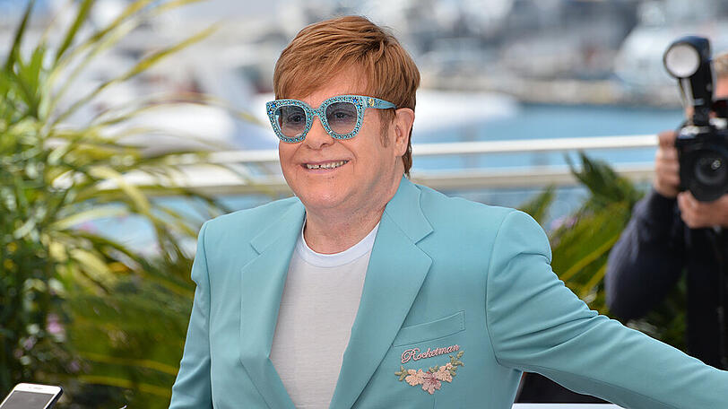 Musiker Elton John spricht in seinen Memoiren über die Strapazen mit seinen Haaren