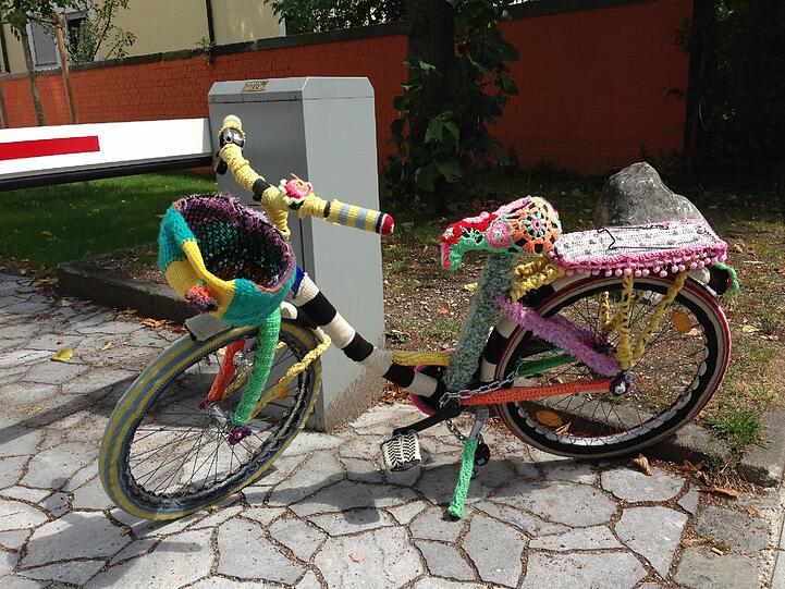... stellt sich als Sattelschutz heraus. So schaut ein bestricktes Radl in der Nymphenburger Straße aus.