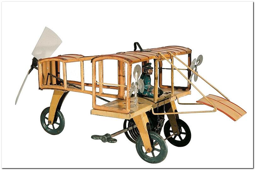 Der Pilot mit der Schirmmütze hebt ab in einem handlackierten Doppeldecker im "Blériot"-Stil. So hieß ein französischer Luftfahrtpionier. Der Hubschrauber mit Propeller stammt vermutlich von H. Fischer - aus der Zeit zwischen 1910 und 1914.