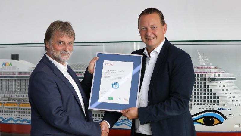 Ralf-Rainer Braun (l), Vorsitzender der Jury Umweltzeichen, überreicht Felix Eichhorn, Präsident von Aida Cruises, die Urkunde "Blauer Engel". Ralf-Rainer Braun (l), Vorsitzender der Jury Umweltzeichen, überreicht Felix Eichhorn, Präsident von Aida Cruises, die Urkunde "Blauer Engel".