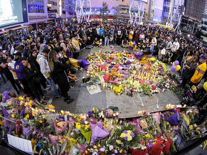 Basketball-Fans verabschied sich in Nähe der Lakers-Heimstätte Staples Center von ihrem Idol.