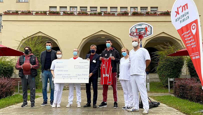 Übergeben die Spende am Schwabinger Krankenhaus (v.l.): Trinchieri und Pesic.