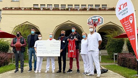 Übergeben die Spende am Schwabinger Krankenhaus (v.l.): Trinchieri und Pesic.