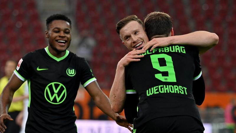Top-Stürmer Wout Weghorst (r) erzielte die Wolfsburger Führung in Augsburg.