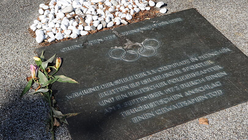 Die Gedenktafel vor dem Denkmal für die Opfer des Olympia-Attentats von 1972 im Olympiapark. Bei der Geiselnahme am 5. September 1972 wurden elf israelische Sportler, ein Polizist und die fünf palästinensische Geiselnehmer getötet. (Archivbild) Die Gedenktafel vor dem Denkmal für die Opfer des Olympia-Attentats von 1972 im Olympiapark. Bei der Geiselnahme am 5. September 1972 wurden elf israelische Sportler, ein Polizist und die fünf palästinensische Geiselnehmer getötet. (Archivbild)