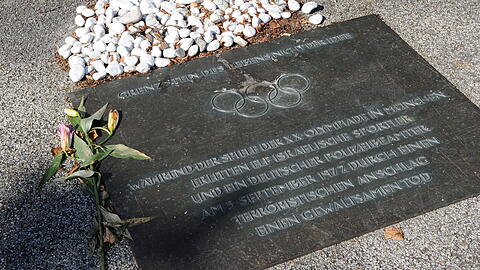 Die Gedenktafel vor dem Denkmal für die Opfer des Olympia-Attentats von 1972 im Olympiapark. Bei der Geiselnahme am 5. September 1972 wurden elf israelische Sportler, ein Polizist und die fünf palästinensische Geiselnehmer getötet. (Archivbild)