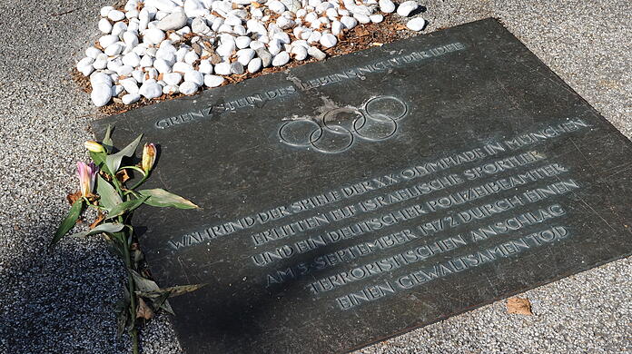 Die Gedenktafel vor dem Denkmal für die Opfer des Olympia-Attentats von 1972 im Olympiapark. Bei der Geiselnahme am 5. September 1972 wurden elf israelische Sportler, ein Polizist und die fünf palästinensische Geiselnehmer getötet. (Archivbild)