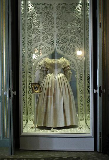 ...kontrastiert mit diesem Prachtstück: dem Hochzeitskleid von Queen Victoria. Sie trug es bei ihrer Hochzeit mit Prince Albert 1840.