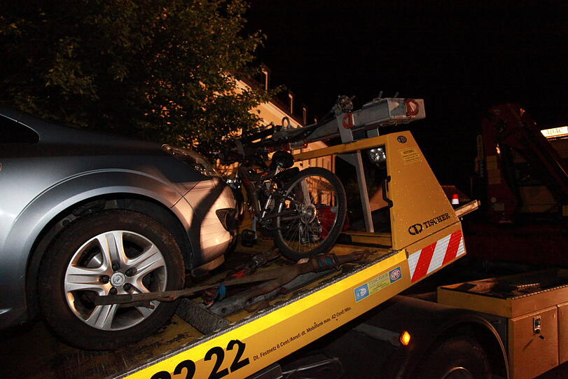 Ein neun Jahre altes Mädchen ist im Landkreis Rosenheim auf ihrem Kinderfahrrad von einem Auto überfahren und tödlich verletzt worden. Das Kind sei am Donnerstagabend in Pfraundorf in einem Wohngebiet eine abschüssige Straße heruntergefahren und von einem einbiegenden Auto frontal erfasst worden, teilte die Polizei in München mit. Es wurde gegen die Motorhaube geschleudert und geriet unter die Räder. Die Bilder vom Unfallort.