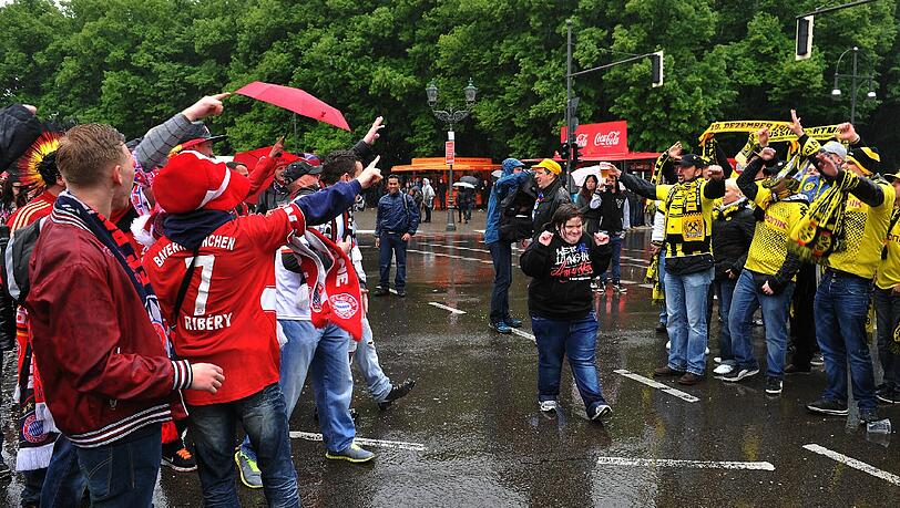 Die schreien nur – andere sind gewaltbereit: Fans des FC Bayern und der Dortmunder Borussia. Die schreien nur – andere sind gewaltbereit: Fans des FC Bayern und der Dortmunder Borussia.