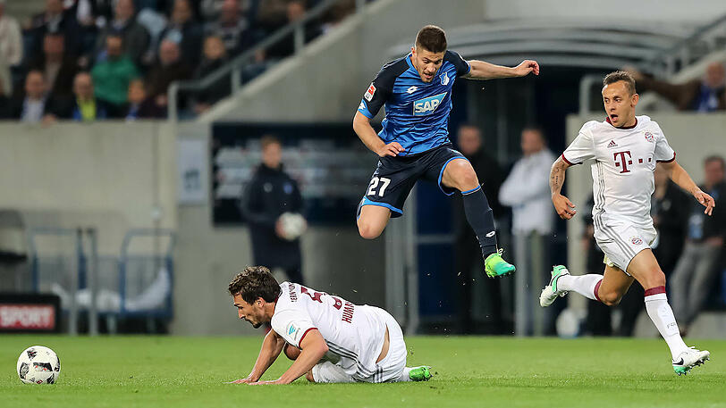 4. April 2017: Der Hoffenheimer Andrej Kramaric im Zweikampf mit Bayern-Spieler Mats Hummels - rechts Rafinha. Die Bundesliga-Partie endete 1:0 für 1899; Torschütze Kramaric.