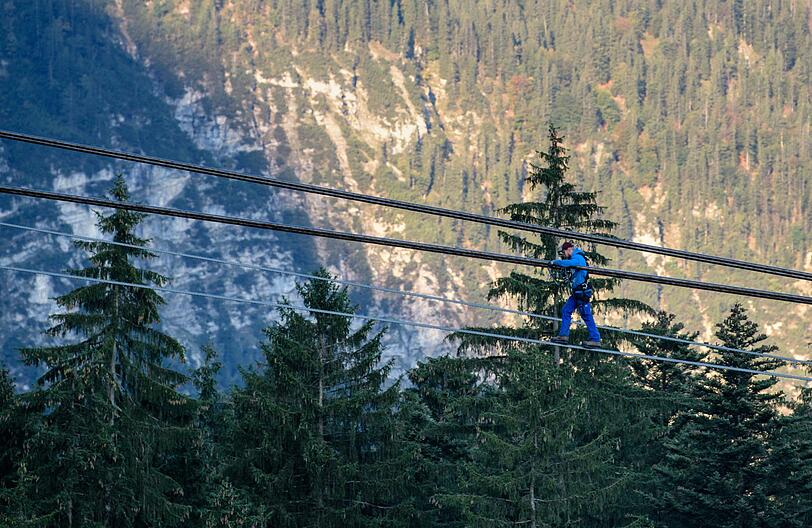 Die beschädigte Seilbahnkabine der Zugspitzseilbahn wird zur Bergung zur Bergstation der Zugspitze hochgezogen.