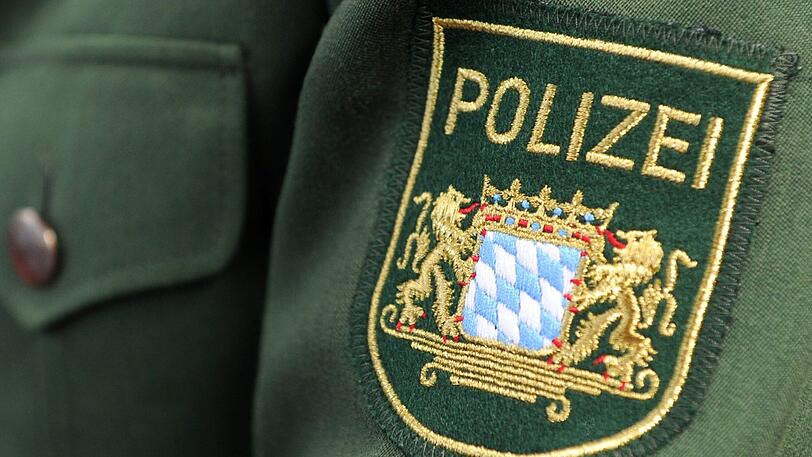 Ein Polizeiabzeichen am Ärmel der Uniform eines bayerischen Polizisten.