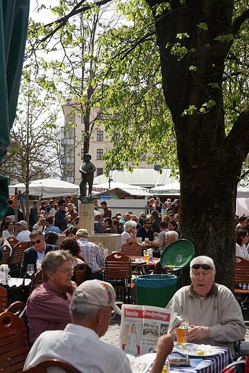 Entspannt: Kühles Bier am Viktualienmarkt.