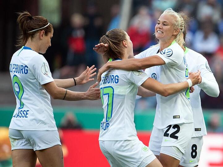 Wolfsburgs Anna Blässe (l-r), Ewa Pajor und Pernille Harder feiern das 1:0.