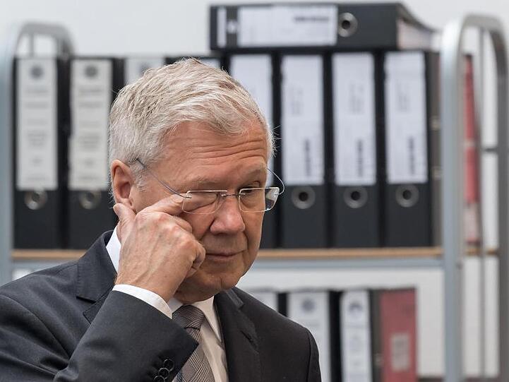 Alfred Lehmann (CSU), ehemaliger Oberbürgermeister von Ingolstadt, steht vor Aktenordnern. Foto: Peter Kneffel/dpa/Archivbild
