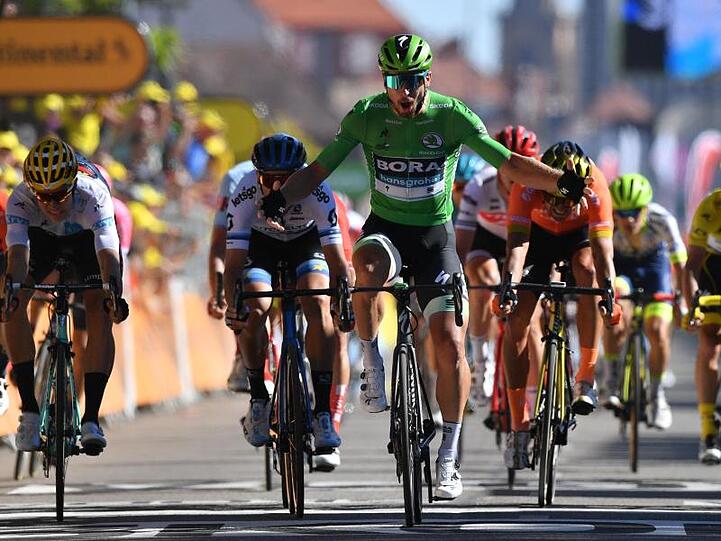 Peter Sagan (M/grün) kann sich in Colmar im Zielsprint durchsetzen und den Tagessieg holen.