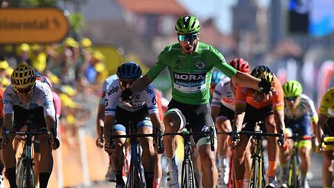 Peter Sagan (M/grün) kann sich in Colmar im Zielsprint durchsetzen und den Tagessieg holen.