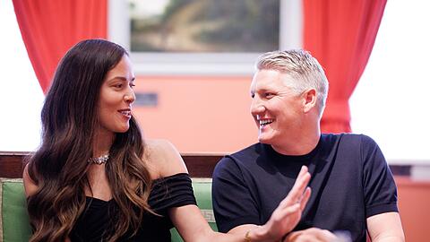 Bastian Schweinsteiger und seine Frau Ana Ivanovic geben ein Interview.