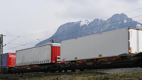 Ein Güterzug fährt durch das Inntal in Bayern.