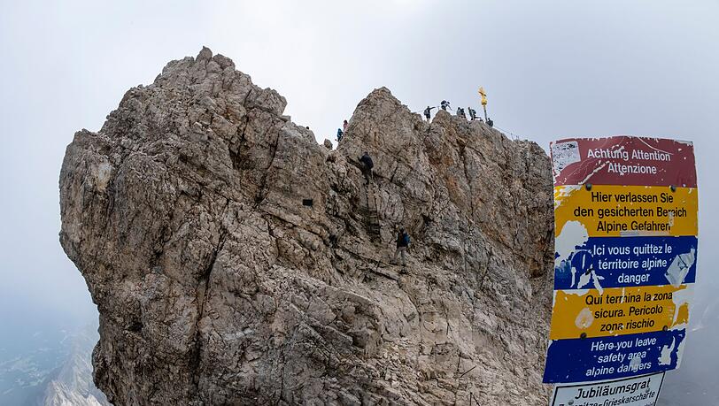 Der Gipfel der Zugspitze ist nicht weit von der Bergstation entfernt - aber der Weg ist nicht ungefährlich.
