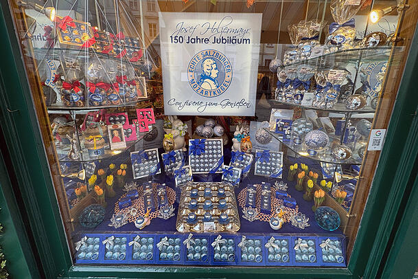 Confiserie Holzermayer in Salzburg. Sie haben 1919 die Backstube des Konditors Rudolf Baumann übernommen, der der wahre Erfinder der Mozartkugel ist. Confiserie Holzermayer in Salzburg. Sie haben 1919 die Backstube des Konditors Rudolf Baumann übernommen, der der wahre Erfinder der Mozartkugel ist.