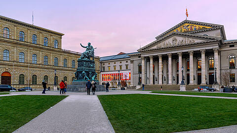Auf dem Weg ins Residenztheater ist fr&uuml;her kaum jemand gerne &uuml;ber den Max-Joseph-Platz gegangen. Denn der Untergrund bestand aus unebenen, gro&szlig;en Kieseln. Vor einigen Wochen hat die Stadt den neuen begr&uuml;nten Platz eingeweiht. Wo ist M&uuml;nchen seit der letzten Kommunalwahl noch sch&ouml;ner geworden?