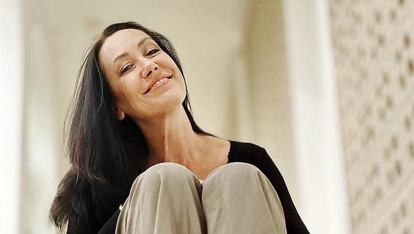 Die Autorin Stefanie Gregg lebt in Ottobrunn. Sie ist bekannt für ihre (Kriminal-)Romane und Kurzgeschichten. 2024 erschien ihr Roman "Das Glaskind". Die 56-Jährige ist in Erlangen geboren. Sie studierte Theaterwissenschaft, Germanistik, Philosophie und Kunstgeschichte. Seit vielen Jahren ist sie in München und Umgebung daheim. Die Autorin Stefanie Gregg lebt in Ottobrunn. Sie ist bekannt für ihre (Kriminal-)Romane und Kurzgeschichten. 2024 erschien ihr Roman "Das Glaskind". Die 56-Jährige ist in Erlangen geboren. Sie studierte Theaterwissenschaft, Germanistik, Philosophie und Kunstgeschichte. Seit vielen Jahren ist sie in München und Umgebung daheim.