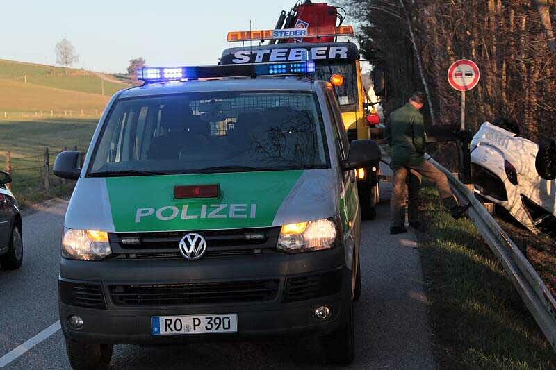 Die Leiptplanke als Sprungschanze: Ein Opel-Fahrer ist bei Aschau am Inn von der B12 abgekommen und mit seinem Wagen auf dem Dach gelandet. Der Fahrer wurde leicht verletzt.