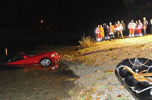 BMW im Weiher
