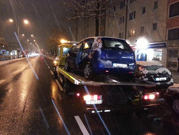 Hier wird der Fiat quasi entsorgt: Ihn wieder flottzumachen, würde 7000 Euro kosten &ndash; ein wirtschaftlicher Totalschaden.