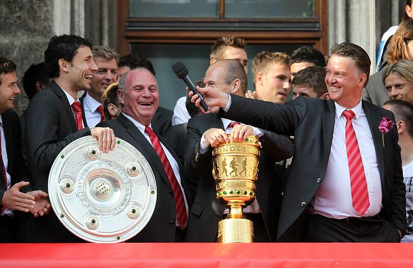 2010 feierte Uli Hoeneß das Double. Mit dabei, Trainer Louis van Gaal und Mark van Bommel