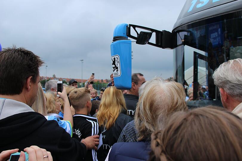 Weitere Bilder vom Löwen-Fanfest am Trainingsgelände an der Grünwalder Straße.