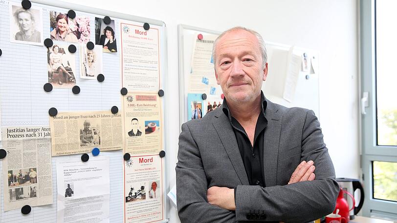 Mordermittler Helmut Eigner in seinem Büro. Die Fotos an der Pinnwand erinnern ihn täglich an die Opfer, deren Mörder nicht gefasst wurden.