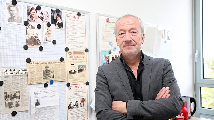 Mordermittler Helmut Eigner in seinem Büro. Die Fotos an der Pinnwand erinnern ihn täglich an die Opfer, deren Mörder nicht gefasst wurden.