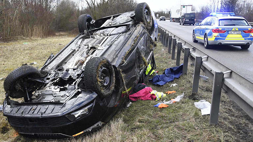 Das Auto hat sich mehrfach überschlagen und landete anschließend auf einer Wiese.