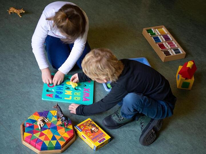 Kinder spielen in einem Kindergarten. Foto: Monika Skolimowska/zb/dpa/Symbolbild
