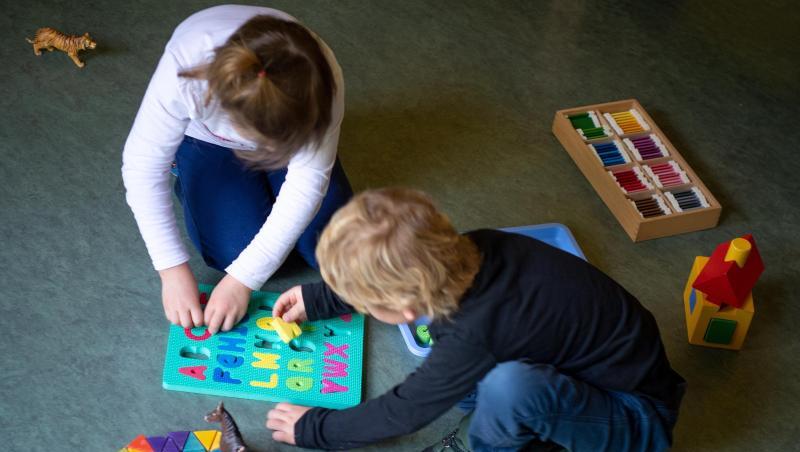 Kinder spielen in einem Kindergarten. Foto: Monika Skolimowska/zb/dpa/Symbolbild Kinder spielen in einem Kindergarten. Foto: Monika Skolimowska/zb/dpa/Symbolbild